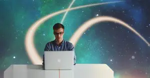 hombre-con-ordenador-espacio