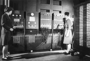 mujeres-programando-trabajando