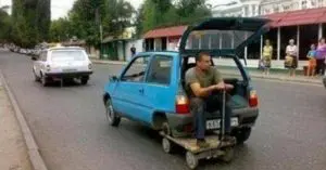 hombre en un coche en marcha