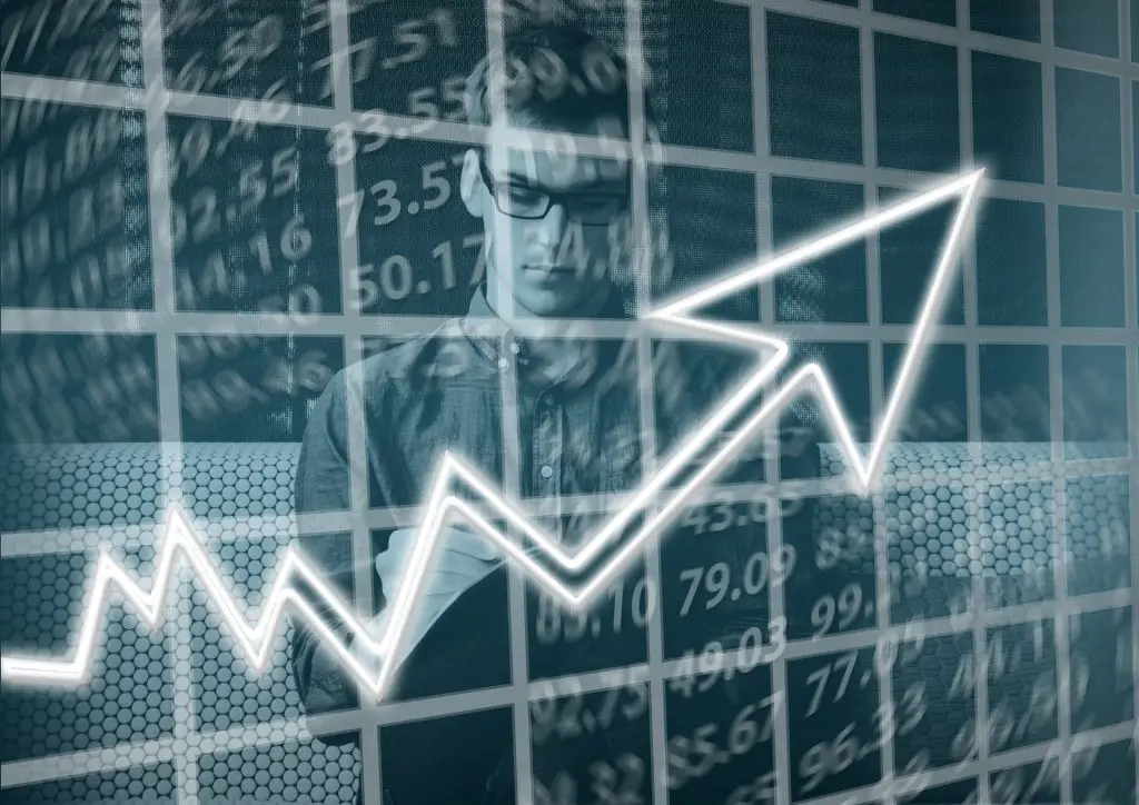 ¿Quién puede estudiar analítica de datos? 4 hombre estudiando estadística