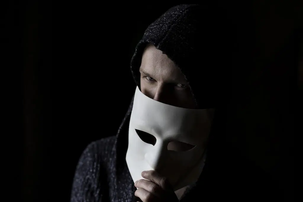 Fantasmas digitales: ¿existe alguien que no genere datos? 1 hombre con máscara blanca
