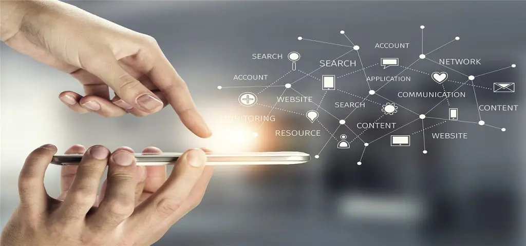 ¿Qué es el ciclo de vida del dato? 3 una mano está tocando pantalla de un celular que otra mano sostiene