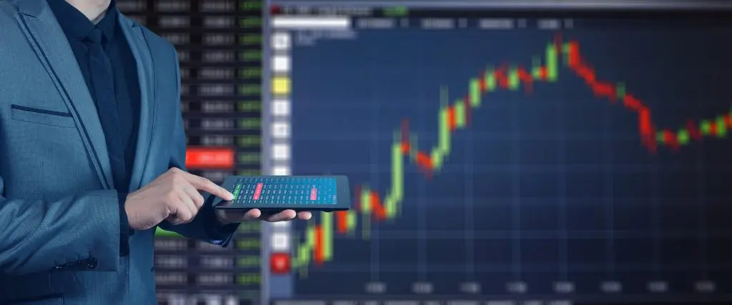 ¿Cuál fue la empresa más beneficiada con el Covid-19? 3 hombre mirando acciones en la bolsa