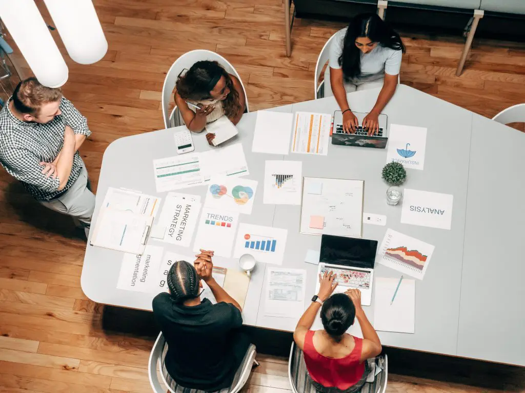 Pirámide de información en Big data y la ingeniería de requerimientos 2 personas reunidas en una mesa organizando planes de negocio: Pirámide de información en Big data