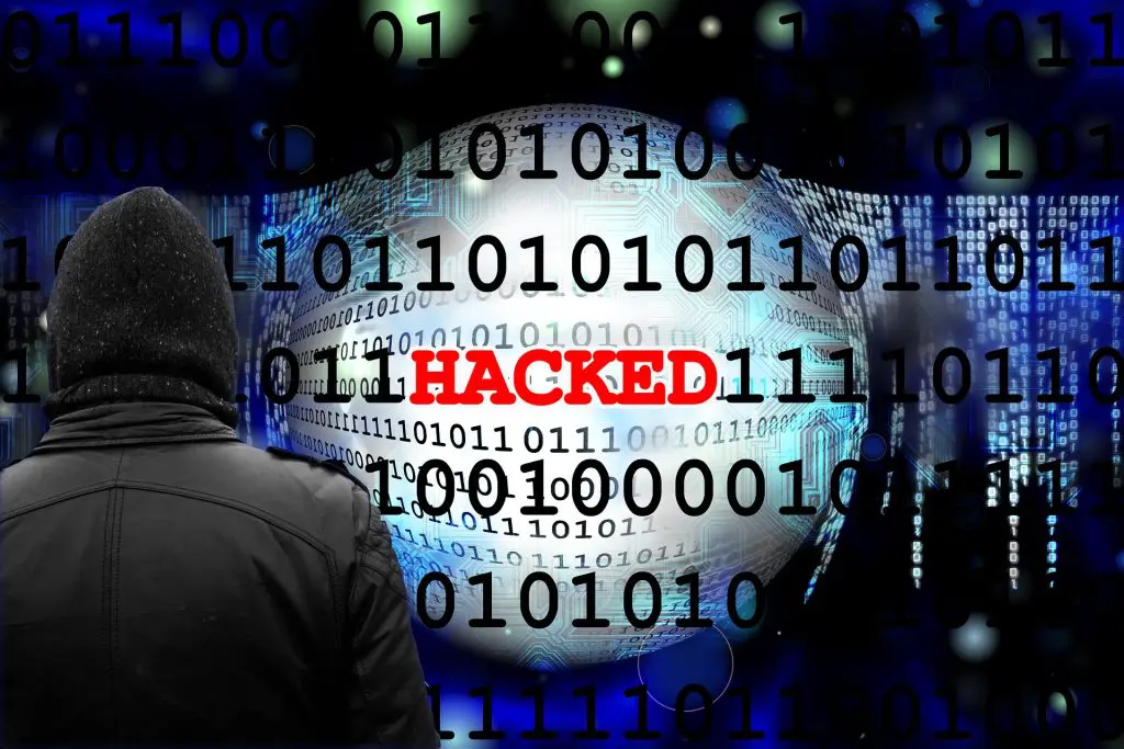 3 casos de sanciones por protección de datos antes del RGPD 3 palabra "hacked" encerrada en un círculo con código binario