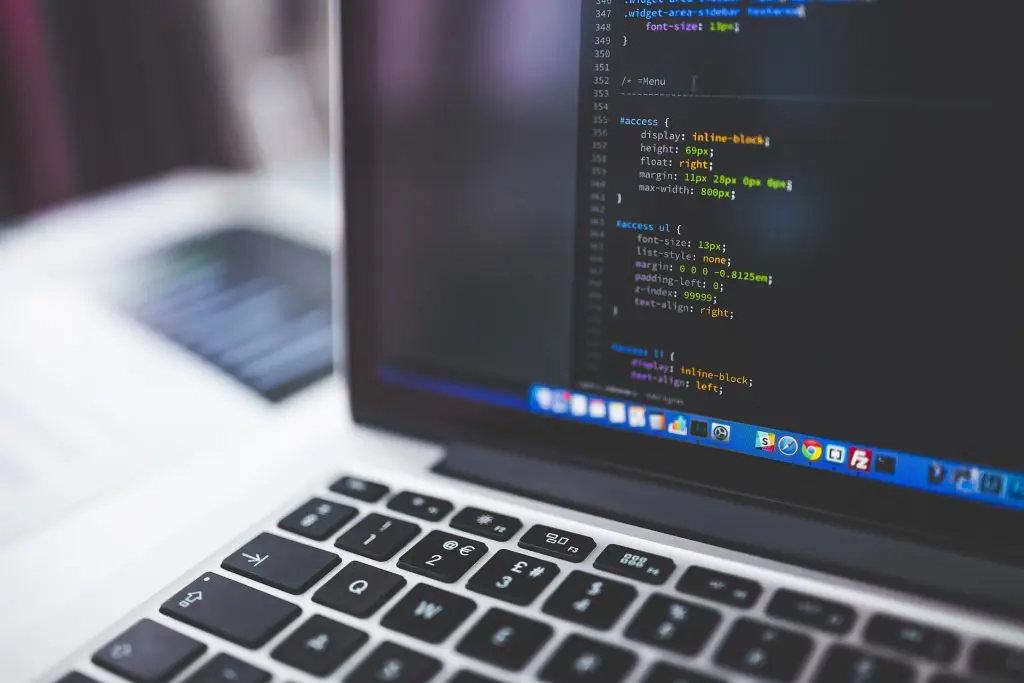 ¿En qué consiste la integración de datos? 2 computador con código CSS