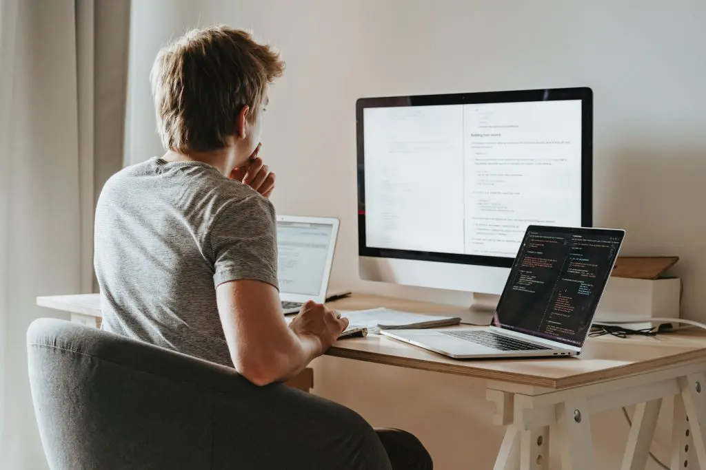 es mas dificil programar o ciberseguridad