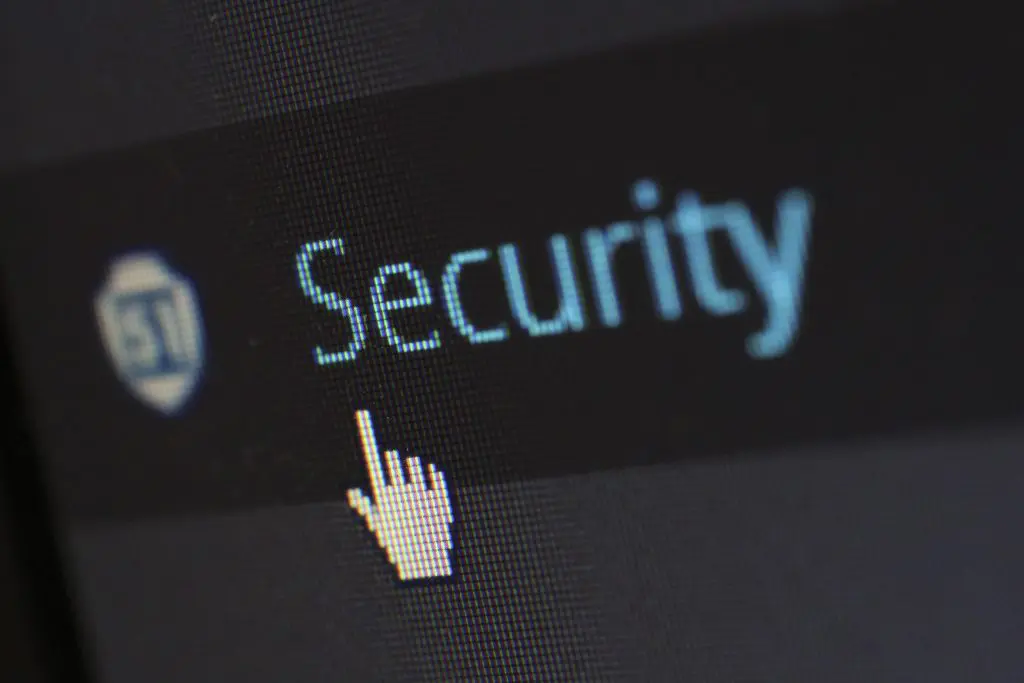 Es más difícil programar o ciberseguridad