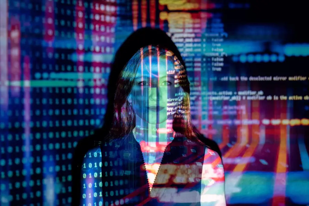 ¿Qué medidas tomar para proteger los datos en las empresas? 3 mujer con código de fondo