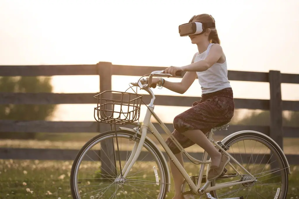 4 casos de éxito en Big Data 2 mujer en bicicleta con gafas de realidad virtual