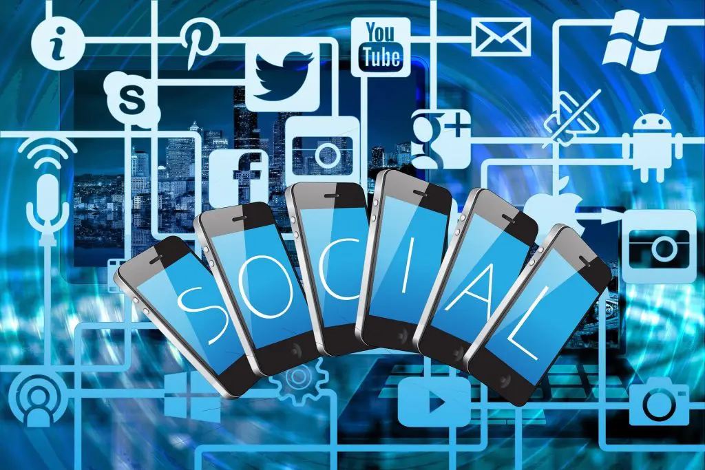 ¿En qué consiste el derecho de portabilidad de los datos? 2 collage redes sociales y celulares