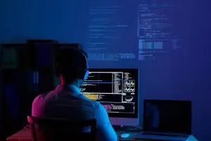 software-developer-g62ab10fbe_1280 Comando UPDATE en SQL