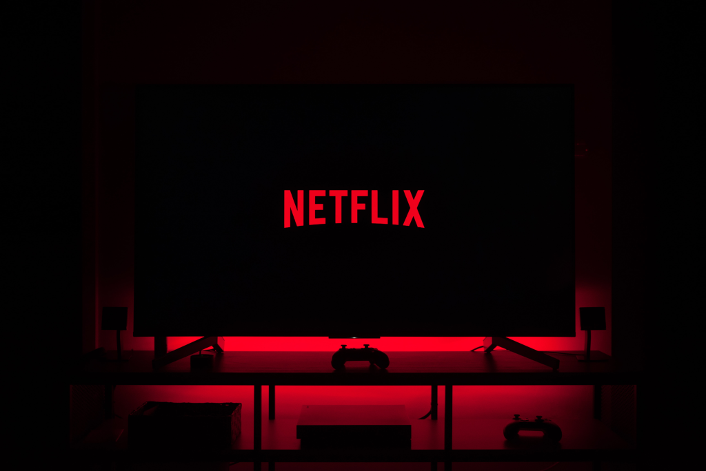 Diseño inclusivo y diversidad en UX/UI 2 Logo de Netflix en un TV