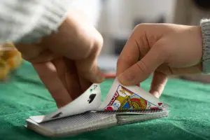 persona-divirtiendose-mientras-juega-al-poquer-amigos-1 lógica de un juego de cartas a una aplicación web