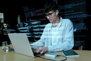experiencia-programacion-persona-que-trabaja-codigos-computadora-2 convertir imágenes a escala de grises con Python
