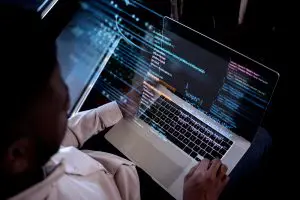 experiencia-programacion-persona-que-trabaja-codigos-computadora redirecciones innecesarias en aplicaciones React