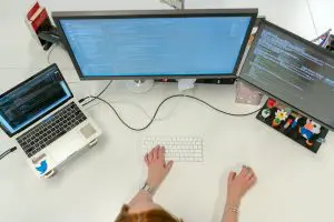 pexels-thisisengineering-3861972 convertir imágenes a escala de grises con Python