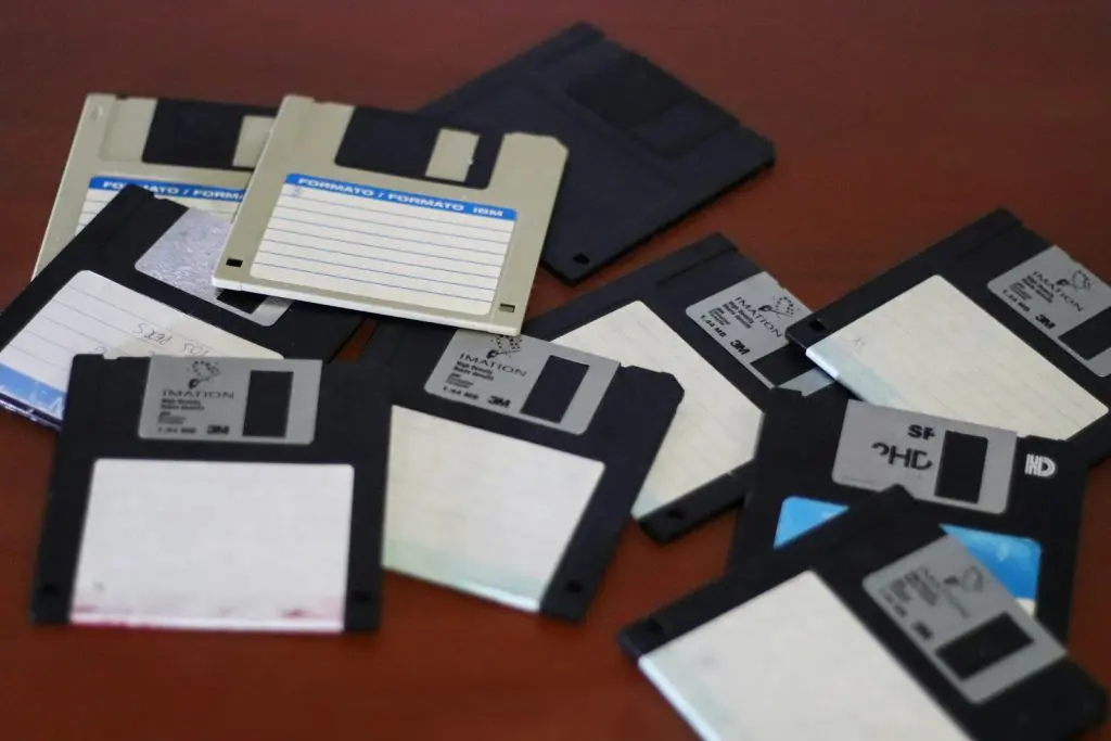 ¿Qué es el hardware externo y qué componentes incluye? 7 discos externos