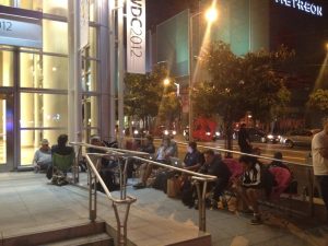 Cola enfrente al Moscone Center a las 23h del día anterior al inicio del WWDC2012