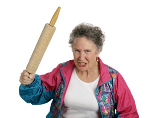 Angry Senior Lady with Rolling Pin_camiseta oficial del Curso de Programación iOS Intermedio Online