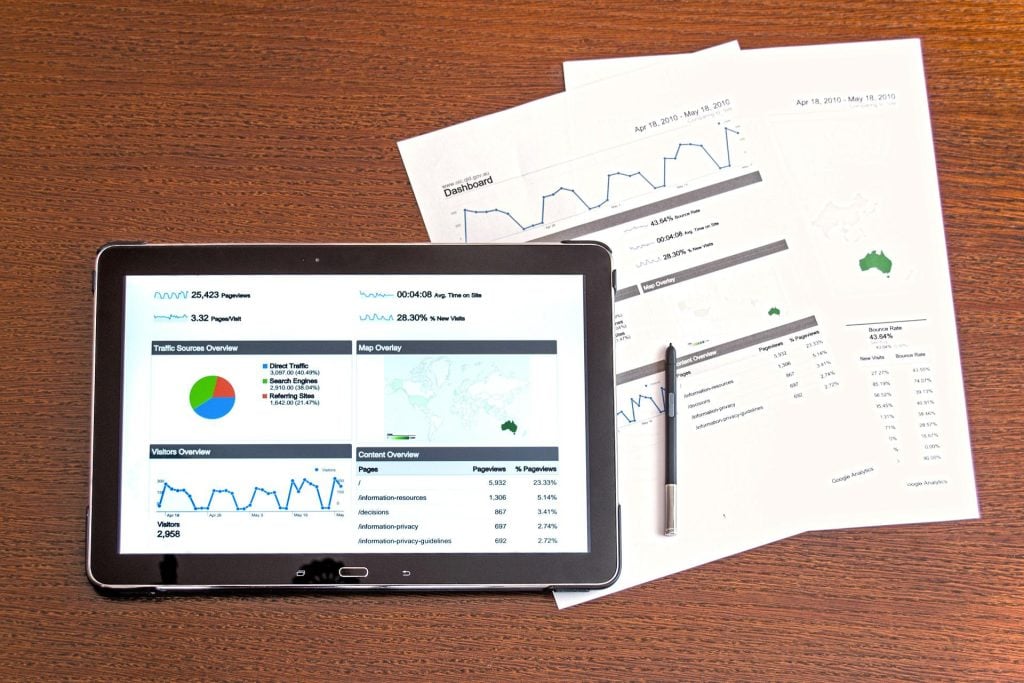 tablet y documentos con imágenes estadísticas y gráficos