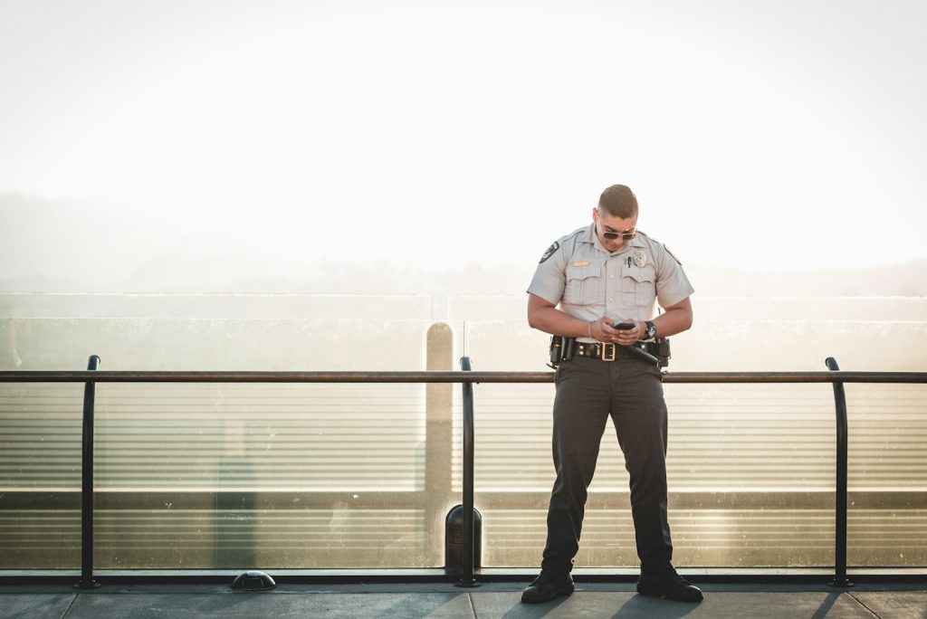 Futuro profesional de los guardias de seguridad: de la vigilancia física a la ciberseguridad 1 guardias de seguridad