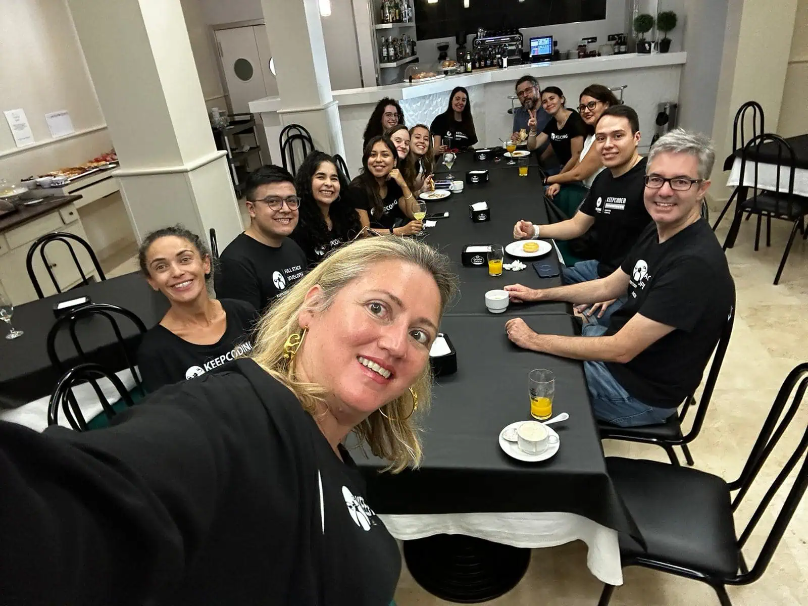 Equipo trabajando en formación tecnológica