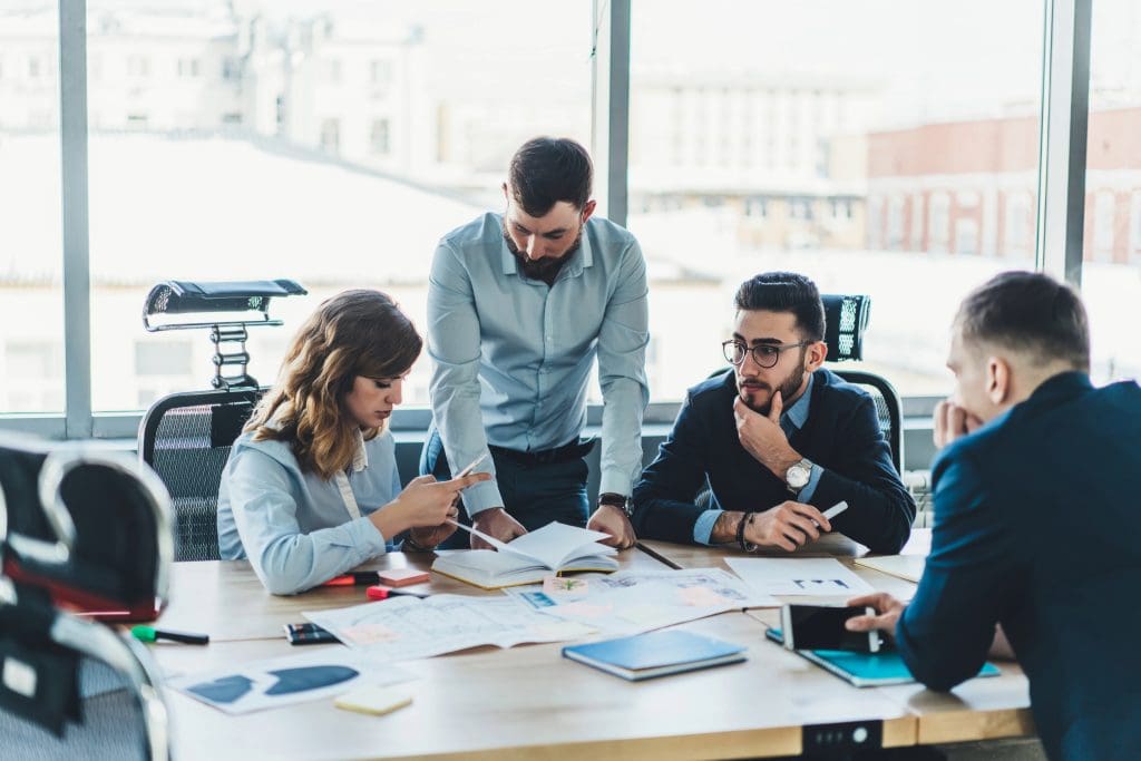 ¿Consultoría externa o capacidad interna en IA? La decisión que define la autonomía técnica de tu empresa 2 Consultoría externa o capacidad interna en IA
